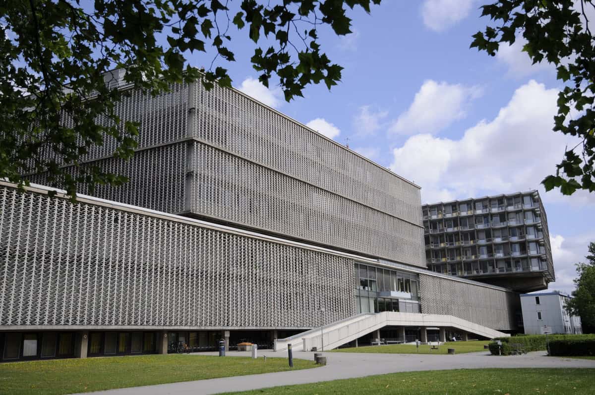 Architektur Charité Campus Benjamin Franklin - Ein Gebäude mit einem Gehweg und einem Laufsteg